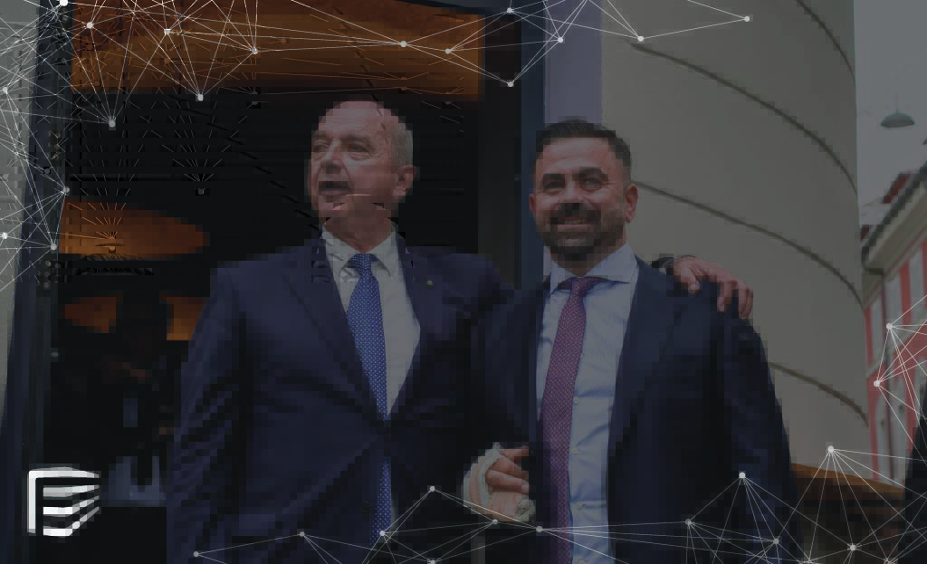 Il sindaco di Trieste Roberto Dipiazza e Vincenzo Settimo brindano sorridenti all’inaugurazione de L’angolo di Rocco, nuova enoteca nel cuore di via Tarabocchia.